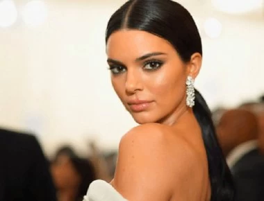 H Κένταλ Τζένερ ξεσηκώνει τη Μύκονο - Χορεύει και σπάει πιάτα (βίντεο)